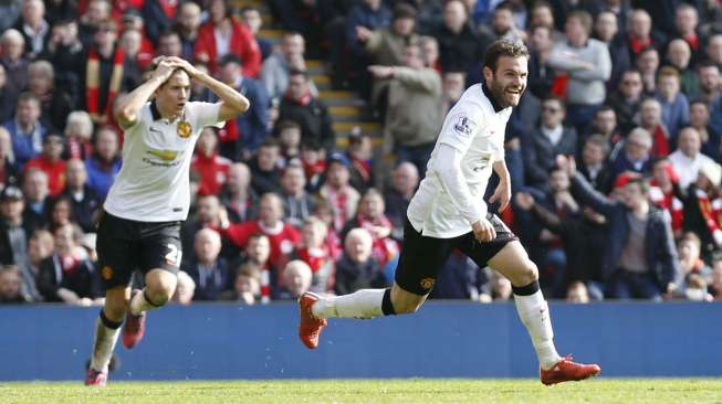 Pemain Manchester United Juan Mata merayakan gol keduanya ke gawang Liverpool di Anfield.  Reuters / Carl Recine Livepic