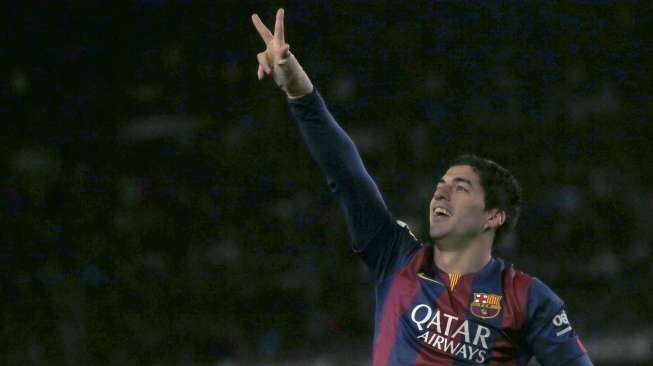 Pemain Barcelona Luis Suarez merayakan golnya ke gawang Real Madrid di Camp Nou. REUTERS/Albert Gea