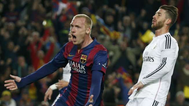 Bek Barcelona Jeremy Mathieu (kiri) merayakan golnya ke gawang Real Madrid. REUTERS/Paul Hanna