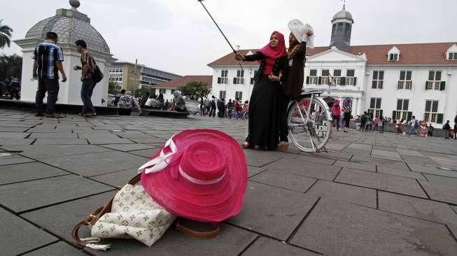 Secara tidak langsung mengangkat lokasi wisata jadi lebih dikenal banyak orang karena penyebarannya melalui social media.