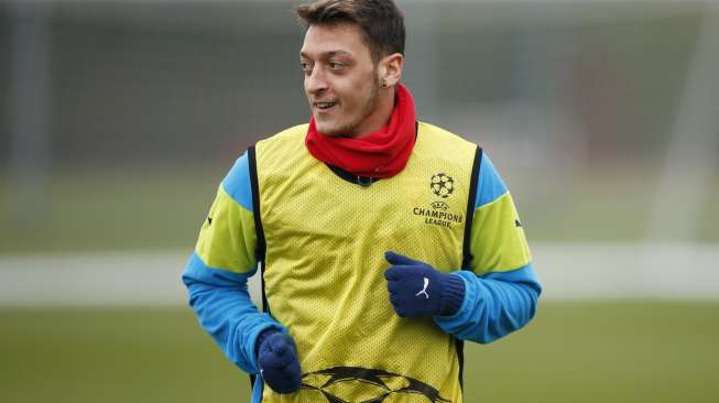 Absen Tanding karena Sakit, Ozil Malah "Dugem" di Berlin