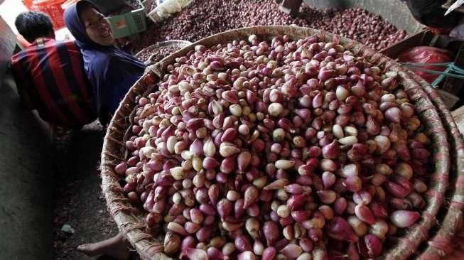 Pedagang bawang merah di pasar inpres Senen Jakarta, Rabu (25/3). [Suara.com/Kurniawan Mas'ud]