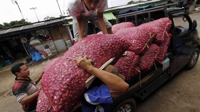 Pedagang bawang merah di pasar inpres Senen Jakarta, Rabu (25/3). [Suara.com/Kurniawan Mas'ud]