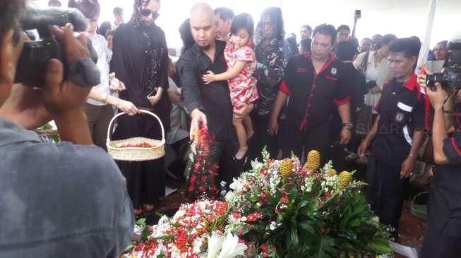 Datang ke Pemakaman Frans Tumbuan, Ahmad Dhani Gendong Safeea