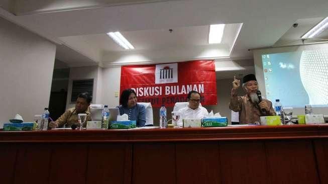 Wakil Ketua DPR RI Fahri Hamzah, Penasehat Pimpinan KPK Abdullah Hehamahua, dan aktivis HAM Ratna Sarumpaet dalam diskusi bulanan di Institut Perdaban, Tebet, Jakarta Selatan, (25/3). [Suara.com/Oke Atmaja]