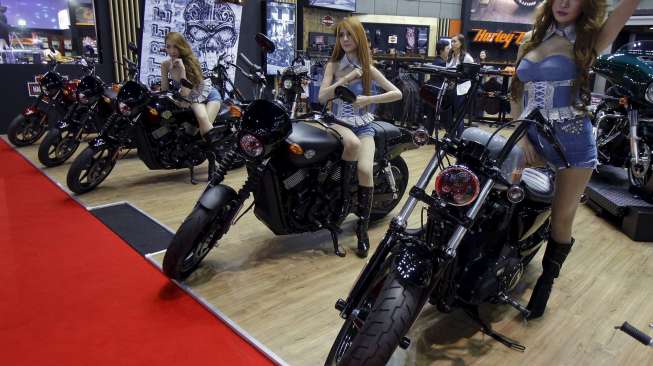 Sejumlah model cantik nan seksi di booth Harley Davidson meramaikan pameran Bangkok Motor Show ke 36 . Pameran otomotif terbesar di Thailand itu mulai digelar 25 Maret sampai 5 April mendatang (Reuters/Chaiwat Subprasom).