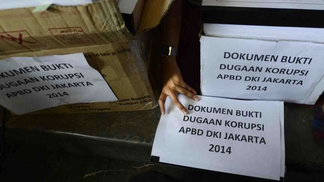 ICW melaporkan indikasi dugaan korupsi pengadaan barang dalam APBD DKI 2014 dan mendesak KPK untuk memperluas kasus itu.