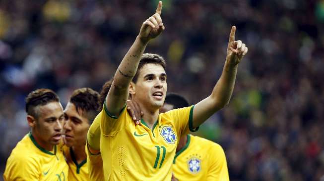 Pemain Brasil Oscar merayakan golnya ke gawang Prancis di Stade de France.  REUTERS/Charles Platiau