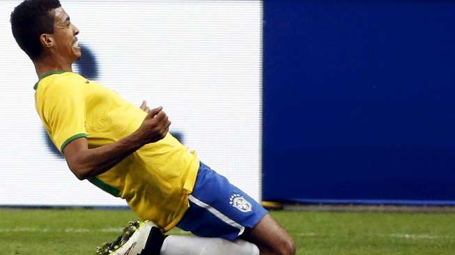 Pemain Brazil Luiz Gustavo merayakan golnya ke gawang Prancis di Stade de France. REUTERS/Charles Platiau