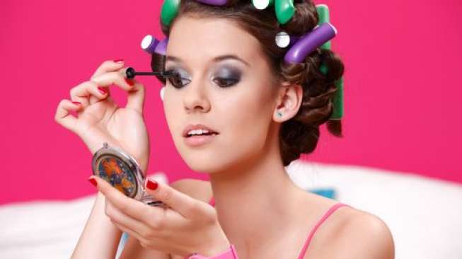 Pakai Makeup Kedaluwarsa 20 Tahun Lalu, Mata Perempuan Ini Buta