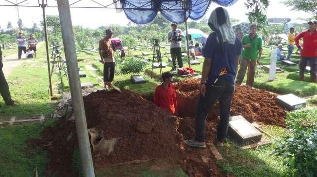 Berimpit dengan Makam Lain, Lubang Kubur Buat Olga Sempat Runtuh