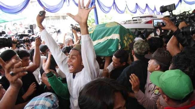 Olga Syahputra tutup usia di RS Mounth Elizabeth, Singapura, pada Jumat (27/3/2015), sekira pukul 17.17 waktu setempat.Jenazahnya dimakamkan di TPU Pondok Kelapa Malaka, Sabtu (28/3/2015). [Suara.com/Oke Atmaja]