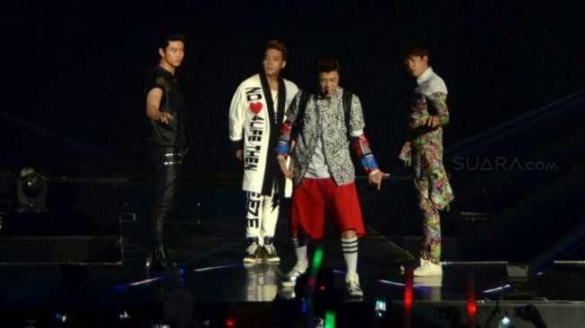 Aksi boyband 2PM. [Suara.com/Nanda Hadiyanti]