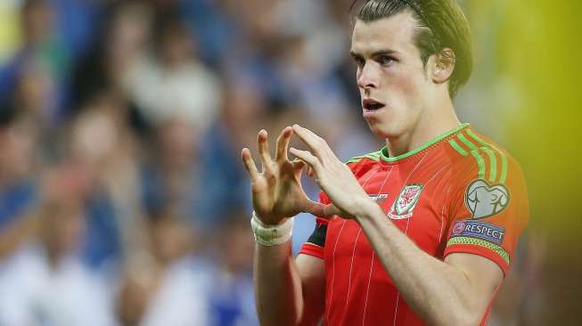 Striker Wales, Gareth Bale, merayakan golnya ke gawang Israel dalam laga kualifikasi Euro 2016 di Grup B pada Minggu (29/3) [Reuters/Matthew Childs].