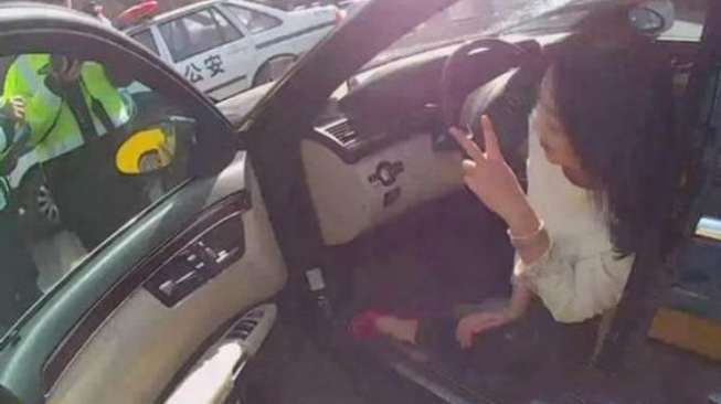 Hendak Ditangkap Polisi, Perempuan Malah Berpose Seperti Model