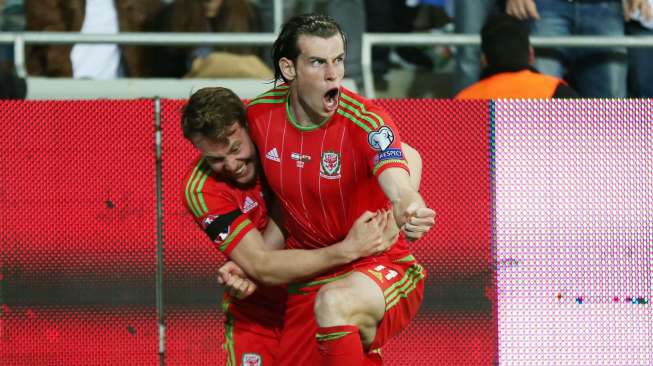 Winger Wales Gareth Bale merayakan golnya ke gawang Israel bersama rekan setimnya. Reuters / Matthew Childs Livepic