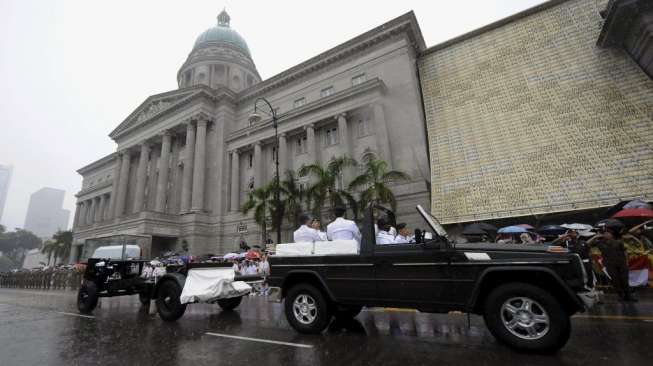 Hujan Lebat, Puluhan Ribu Orang Antar Kepergian Lee Kuan Yew