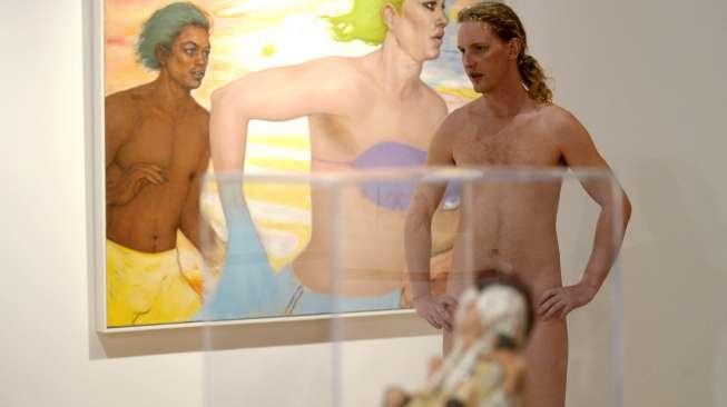 Pameran Getting Naked yang digelar di THEMUSEUM di Kitchener, Ontario, Kanada, Jumat (27/3). Mereka yang melihat pameran ini tidak mengenakan sehelai benang pun di tubuhnya. [Reuters/Aaron Harris]