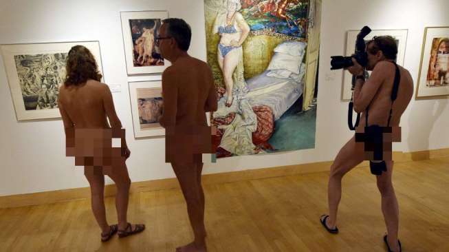 Pameran Getting Naked yang digelar di THEMUSEUM di Kitchener, Ontario, Kanada, Jumat (27/3). Mereka yang melihat pameran ini tidak mengenakan sehelai benang pun di tubuhnya. [Reuters/Aaron Harris]