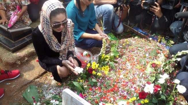 Keluarga Ziarah ke Makam Olga Syahputra Jam 1 Dini Hari