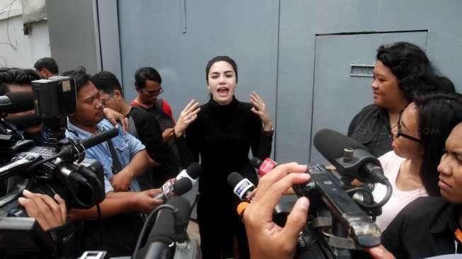 Nikita Mirzani saat bebas dari Rumah Tahanan Pondok Bambu, Jakarta, Senin (30/3).