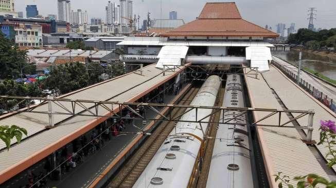 KAI Apresiasi Penumpang dan Petugas Tolong Ibu Melahirkan di KRL