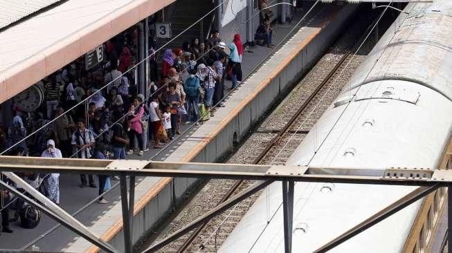 Layanan Kereta Commuter Tak Terganggu Pengamanan KAA