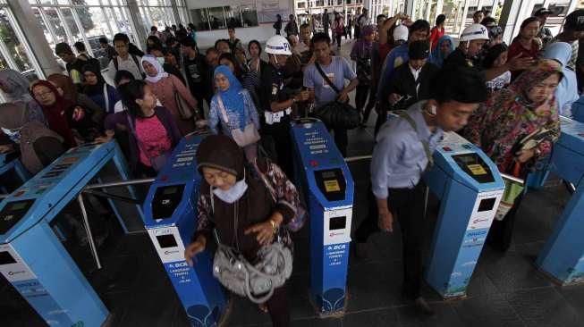 Tiket "Commuter Line" Gratis, Warga Antusias Naik Kereta 