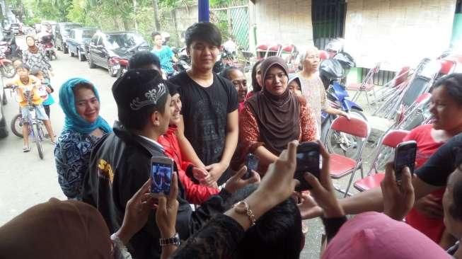 Datangi Kediaman Olga, Warga Minta Foto Bareng Billy