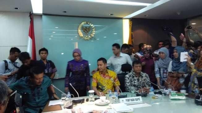 Suasana heboh saat pengurus Partai Golkar versi Munas Jakarta memasuki dan akhirnya menduduki ruang Fraksi Partai Golkar di DPR RI, Senin (30/3/2015) sore. [Suara.com/Bagus Santosa]