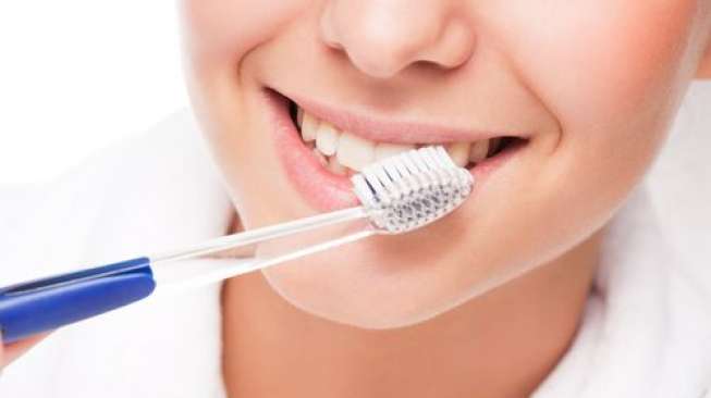 Bersihkan gigi dan mulut hingga 100 persen tak hanya cukup dengan sikat gigi. (Shutterstock)