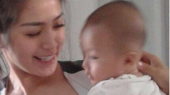 Jessica Iskandar Kini Susui Bayi ke-7