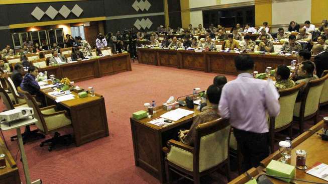 Komisi III DPR menggelar raker dengan Polri. [suara.com/Kurniawan Mas'ud]