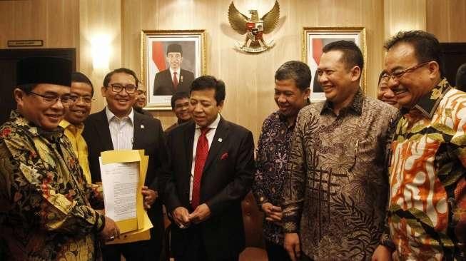 Sekjen Partai Golkar versi Munas Bali Idrus Marham, didampingi sejumlah petinggi partai menemui pimpinan DPR RI di Senayan, Jakarta, Kamis (2/4).(Suara.com/Kurniawan Mas'ud)