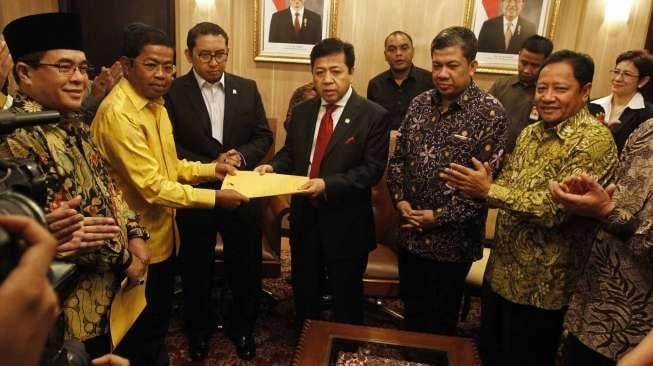 Sekjen Partai Golkar versi Munas Bali Idrus Marham, didampingi sejumlah petinggi partai menemui pimpinan DPR RI di Senayan, Jakarta, Kamis (2/4).(Suara.com/Kurniawan Mas'ud)