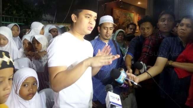 Billy Syahputra saat bersama pelayat almarhum Olga Syahputra di kediaman keluarganya, Kamis (2/4/2015). [Suara.com/Ismail]