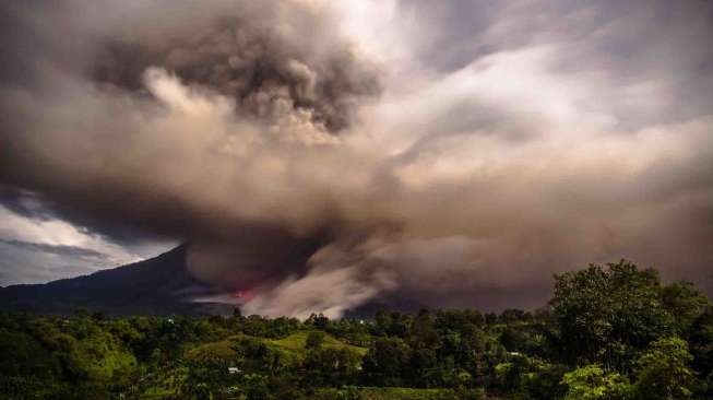 Gunung Sinabung Meletus