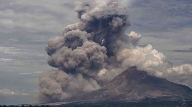 Gunung Sinabung Meletus