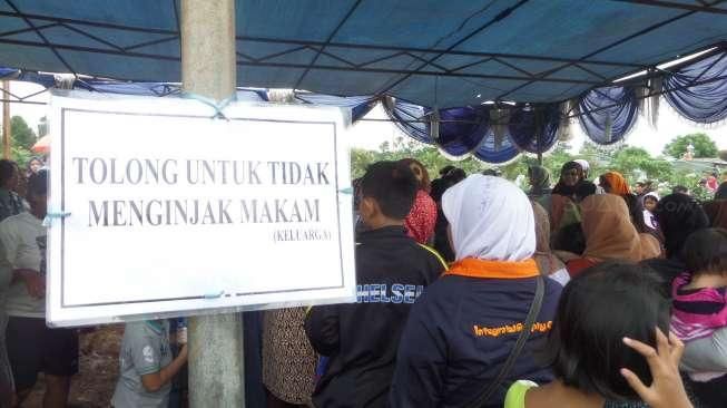 Makam Diinjak Pelayat Olga, Petugas TPU Pasang Plang