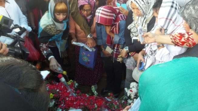 Makam Olga Jadi Lautan Manusia