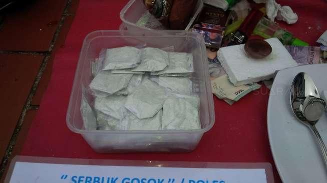 Jual Serbuk Intan Pemoles Akik, PKL Raup Jutaan Rupiah Tiap Hari