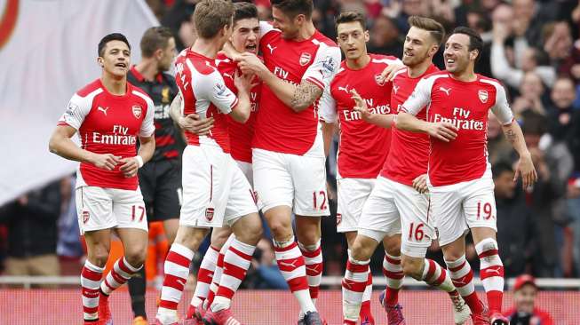 Pemain Arsenal rayakan gol Hector Bellerin ke gawang Liverpool (4/4) [Reuters/John Sibley]