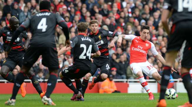 Punggawa Arsenal Hector Bellerin mencetak gol ke gawang Liverpool (4/4) [Reuters/Philip Brown]