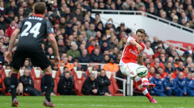 Mesut Ozil mencetak gol kedua Arsenal saat menghadapi Liverpool (5/4) [Reuters/Philip Brown]