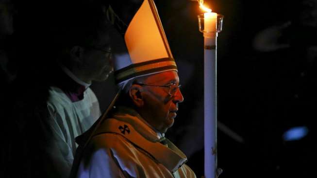 Misa Paskah di Basilika, Vatikan, Sabtu (4/4/2015) (Reuters/Stefano Rellandini)