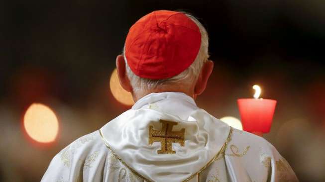 Misa Paskah di Basilika, Vatikan, Sabtu (4/4/2015) (Reuters/Stefano Rellandini)
