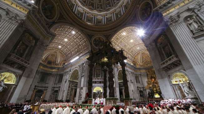Misa Paskah di Basilika, Vatikan, Sabtu (4/4/2015) (Reuters/Stefano Rellandini)