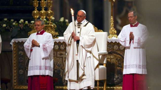 Misa Paskah di Basilika, Vatikan, Sabtu (4/4/2015) (Reuters/Stefano Rellandini)