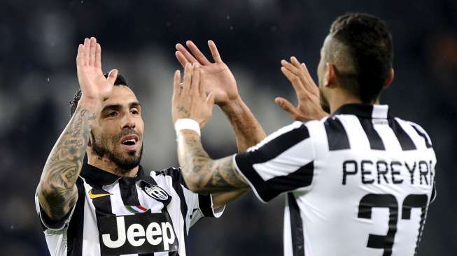 Para pemain Juventus Roberto Pereyra (kanan) merayakan golnya ke gawang Empoli dengan Carlos Tevez di Juventus Stadium (5/4), REUTERS/Giorgio Perottino.