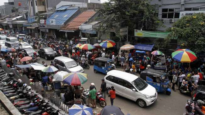 Pedagang batu akik di Jatinegara, Jakarta Timur. (suara.com/Kurniawan Mas'ud)